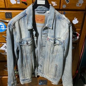 EUC Distressed Levis Jean Jacket size Xl